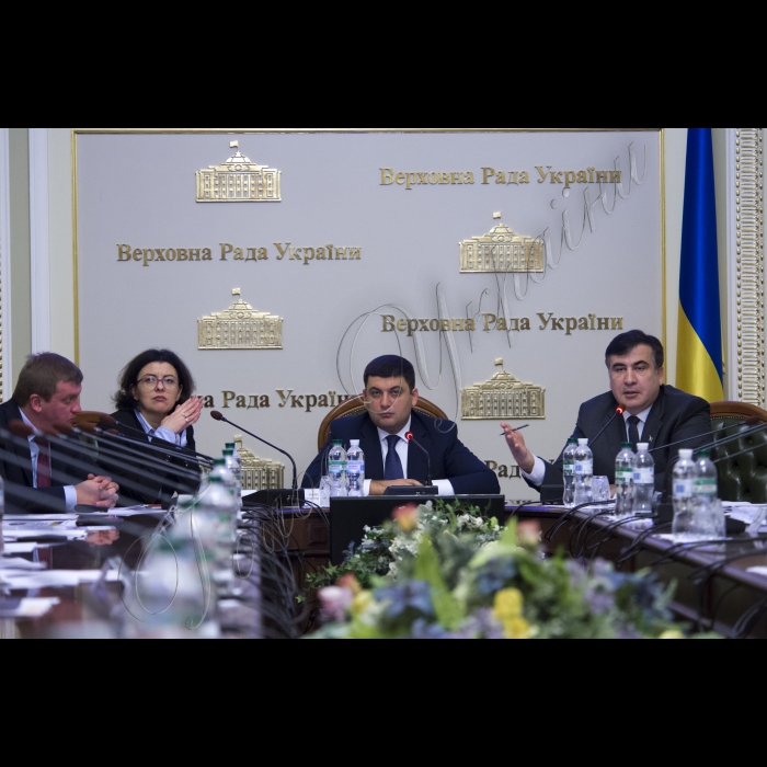 Під головуванням Голови Верховної Ради України Володимира Гройсмана відбулося засідання «круглого столу» з питань децентралізації у частині надання адміністративних послуг у сфері державної реєстрації нерухомості та бізнесу.
У заході взяли участь Міністр юстиції України Петро Петренко, Голова Одеської ОДА Міхеїл Саакашвілі, народні депутати, представники громадськості та експертного середовища (РПР, Центр протидії корупції, Асоціація міст України, Асоціація забудовників України тощо).
