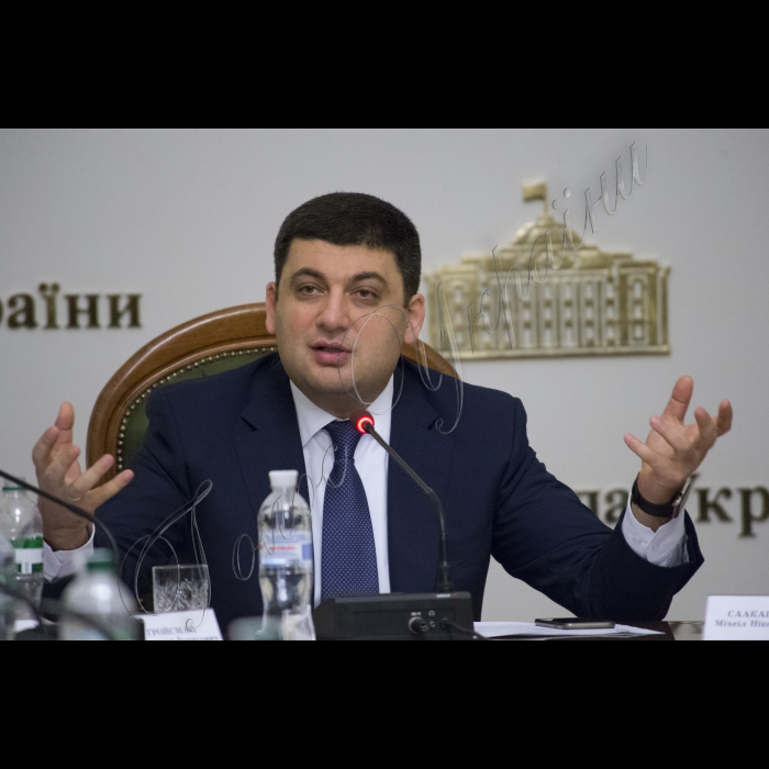 Під головуванням Голови Верховної Ради України Володимира Гройсмана відбулося засідання «круглого столу» з питань децентралізації у частині надання адміністративних послуг у сфері державної реєстрації нерухомості та бізнесу.
У заході взяли участь Міністр юстиції України Петро Петренко, Голова Одеської ОДА Міхеїл Саакашвілі, народні депутати, представники громадськості та експертного середовища (РПР, Центр протидії корупції, Асоціація міст України, Асоціація забудовників України тощо).
Голова ВРУ Володимир Гройсман