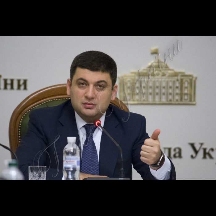 Під головуванням Голови Верховної Ради України Володимира Гройсмана відбулося засідання «круглого столу» з питань децентралізації у частині надання адміністративних послуг у сфері державної реєстрації нерухомості та бізнесу.
У заході взяли участь Міністр юстиції України Петро Петренко, Голова Одеської ОДА Міхеїл Саакашвілі, народні депутати, представники громадськості та експертного середовища (РПР, Центр протидії корупції, Асоціація міст України, Асоціація забудовників України тощо).
Голова ВРУ Володимир Гройсман