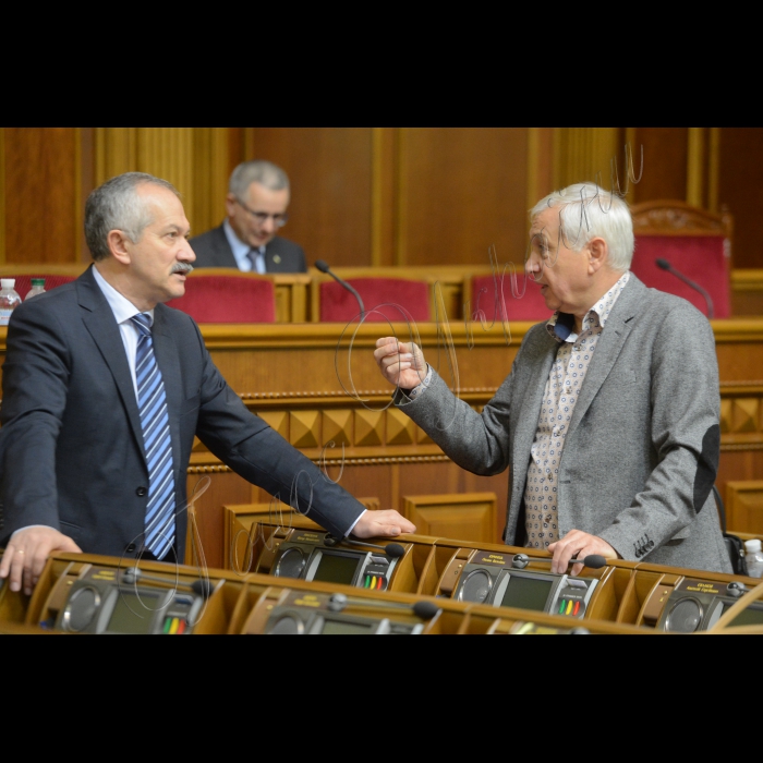 Пленарне засідання Верховної Ради України.
Віктор Пінзеник, Віктор Король БП