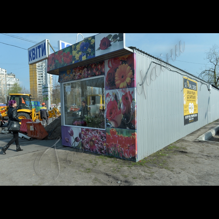 В Києві біля метро Теремки  відбулось демонтаж 10 тимчасових споруд, які незаконно встановили на початку 2014 року на зеленій зоні (просп. Глушкова, 27-31).