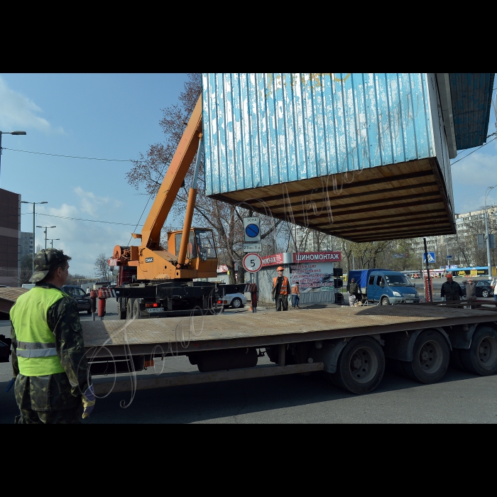 В Києві біля метро Теремки  відбулось демонтаж 10 тимчасових споруд, які незаконно встановили на початку 2014 року на зеленій зоні (просп. Глушкова, 27-31).