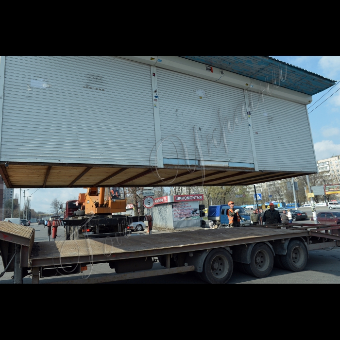 В Києві біля метро Теремки  відбулось демонтаж 10 тимчасових споруд, які незаконно встановили на початку 2014 року на зеленій зоні (просп. Глушкова, 27-31).