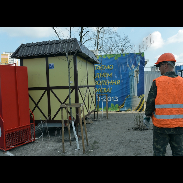 В Києві біля метро Теремки  відбулось демонтаж 10 тимчасових споруд, які незаконно встановили на початку 2014 року на зеленій зоні (просп. Глушкова, 27-31).