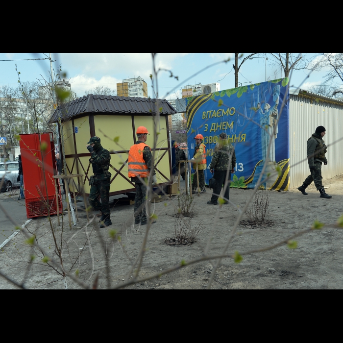В Києві біля метро Теремки  відбулось демонтаж 10 тимчасових споруд, які незаконно встановили на початку 2014 року на зеленій зоні (просп. Глушкова, 27-31).