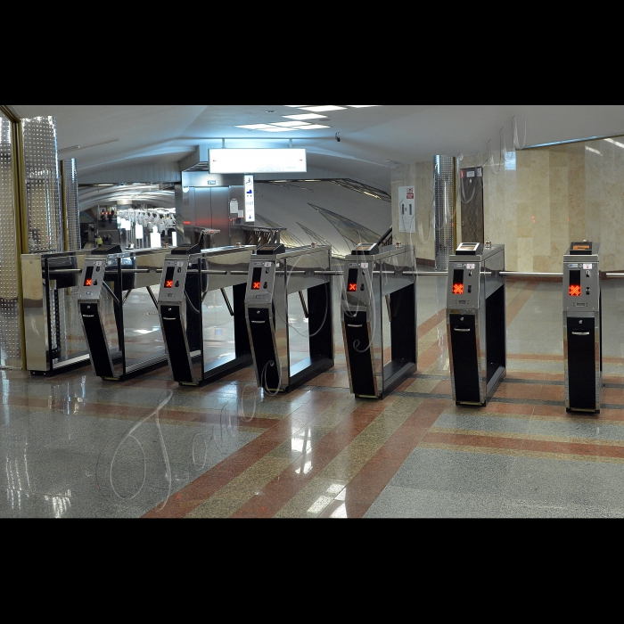 В Києві біля метро Теремки  відбулось демонтаж 10 тимчасових споруд, які незаконно встановили на початку 2014 року на зеленій зоні (просп. Глушкова, 27-31).