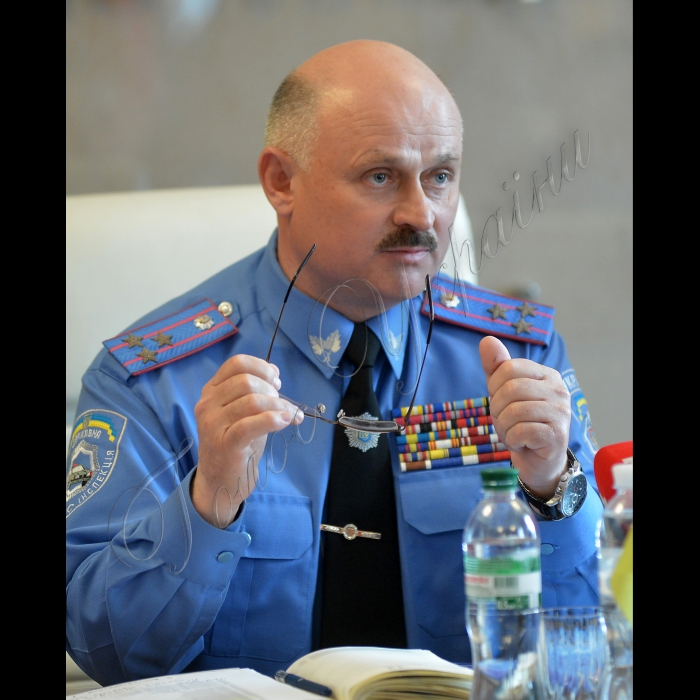 Вишгород  Київської області, пост 2 біля Вишгородської ГЄС.
Начальник Управління Державтоінспекції ГУМВС України в Київській області полковник міліції Микола Горбонос  під час круглого  столу  з громадськістю та керівниками підприємства у М. Вишгород (Київська обл.)