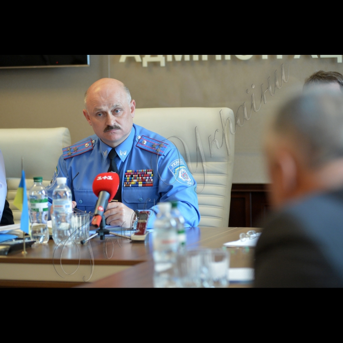 Вишгород  Київської області, пост 2 біля Вишгородської ГЄС.
Начальник Управління Державтоінспекції ГУМВС України в Київській області полковник міліції Микола Горбонос  під час круглого  столу  з громадськістю та керівниками підприємства у М. Вишгород (Київська обл.)
