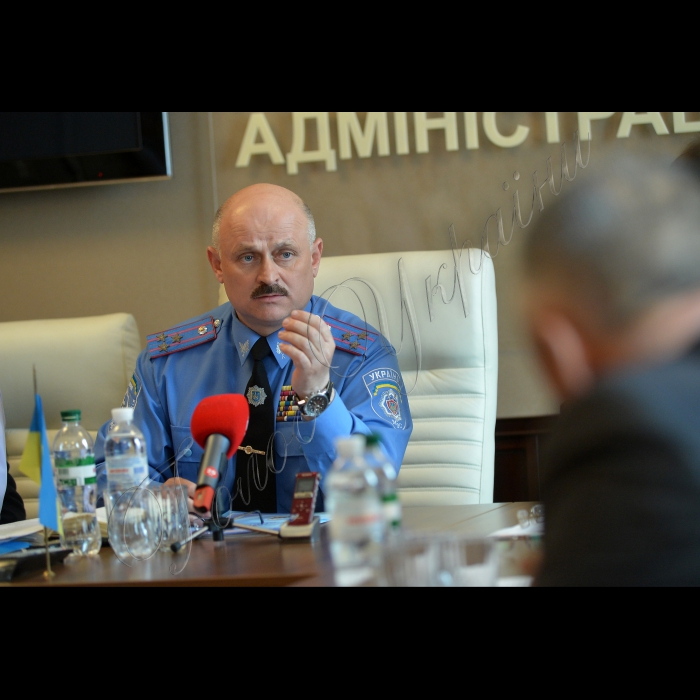 Вишгород  Київської області, пост 2 біля Вишгородської ГЄС.
Начальник Управління Державтоінспекції ГУМВС України в Київській області полковник міліції Микола Горбонос  під час круглого  столу  з громадськістю та керівниками підприємства у М. Вишгород (Київська обл.)