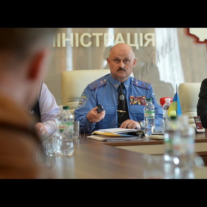 Вишгород  Київської області, пост 2 біля Вишгородської ГЄС.
Начальник Управління Державтоінспекції ГУМВС України в Київській області полковник міліції Микола Горбонос  під час круглого  столу  з громадськістю та керівниками підприємства у М. Вишгород (Київська обл.)