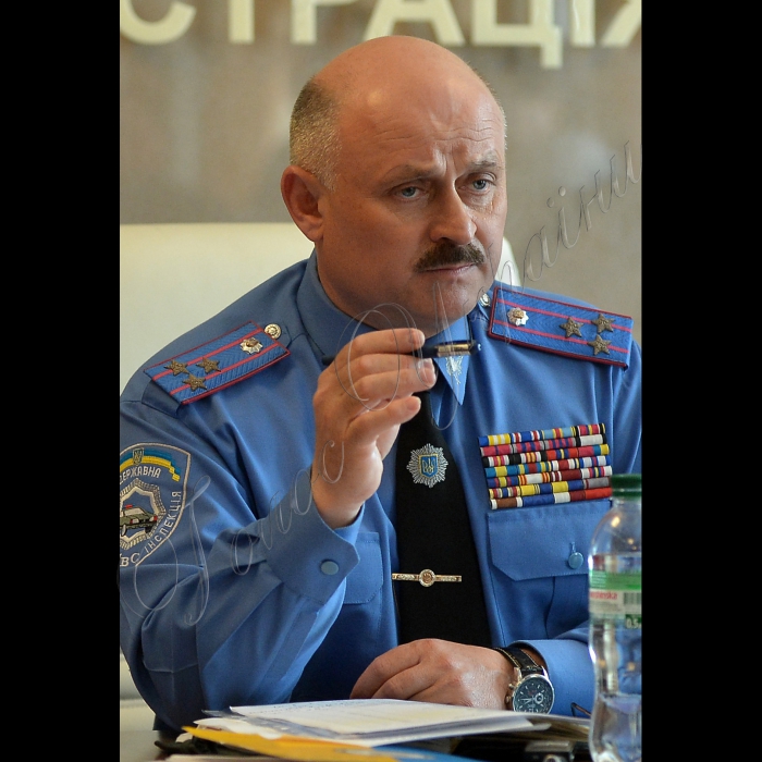 Вишгород  Київської області, пост 2 біля Вишгородської ГЄС.
Начальник Управління Державтоінспекції ГУМВС України в Київській області полковник міліції Микола Горбонос  під час круглого  столу  з громадськістю та керівниками підприємства у М. Вишгород (Київська обл.)