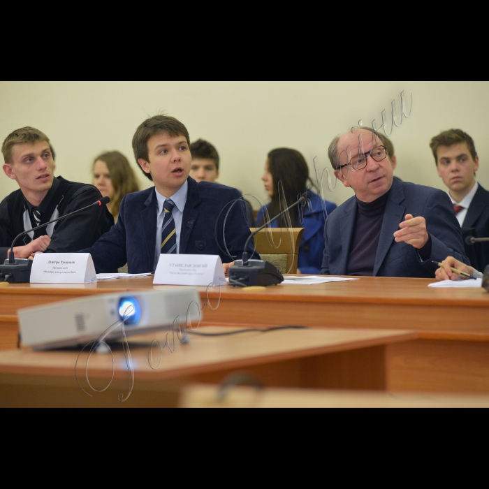 Київ. У залі адмінради КПІ відбувся  З'їзд юних науковців <<Акумулятор енергетичних ідей>> на якому 15 молодих вчених презентували розробки, які допоможуть Україні здолати енергетичну залежність. Свої ідеї науковці передадуть уряду.   Серед проектів: здешевлені сонячні
елементи, виробництво біогазу з пташиного посліду,   система очистки газу для металургії, сонячні батареї з високим ККД, вдосконалені вітряки та ін..
-( праворуч) президент НЦ «Мала академія наук» Станіслав Довгий,молоди винахідники  Дмитро Румянцев та Олександр Мазярко.