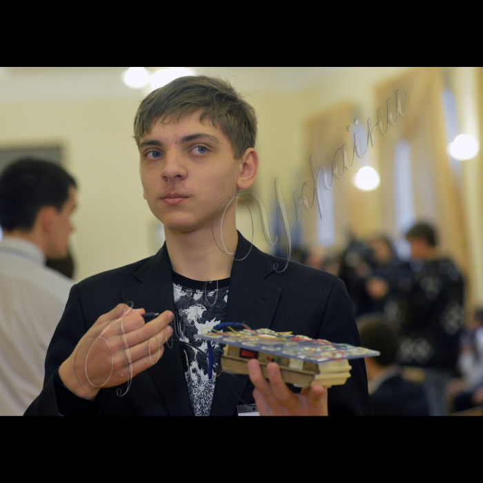Київ. У залі адмінради КПІ відбувся  З'їзд юних науковців <<Акумулятор енергетичних ідей>> на якому 15 молодих вчених презентували розробки, які допоможуть Україні здолати енергетичну залежність. Свої ідеї науковці передадуть уряду.   Серед проектів: здешевлені сонячні
елементи, виробництво біогазу з пташиного посліду,   система очистки газу для металургії, сонячні батареї з високим ККД, вдосконалені вітряки та ін..
Винахідник Денис Смішний (Хмельницька обл. м. Дунаєвци) розробив прилад, який виробляє електроенергію від дощу.