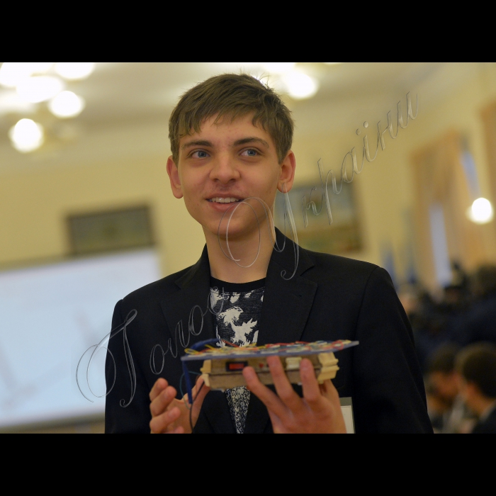 Київ. У залі адмінради КПІ відбувся  З'їзд юних науковців <<Акумулятор енергетичних ідей>> на якому 15 молодих вчених презентували розробки, які допоможуть Україні здолати енергетичну залежність. Свої ідеї науковці передадуть уряду.   Серед проектів: здешевлені сонячні
елементи, виробництво біогазу з пташиного посліду,   система очистки газу для металургії, сонячні батареї з високим ККД, вдосконалені вітряки та ін..
Винахідник Денис Смішний (Хмельницька обл. м. Дунаєвци) розробив прилад, який виробляє електроенергію від дощу.