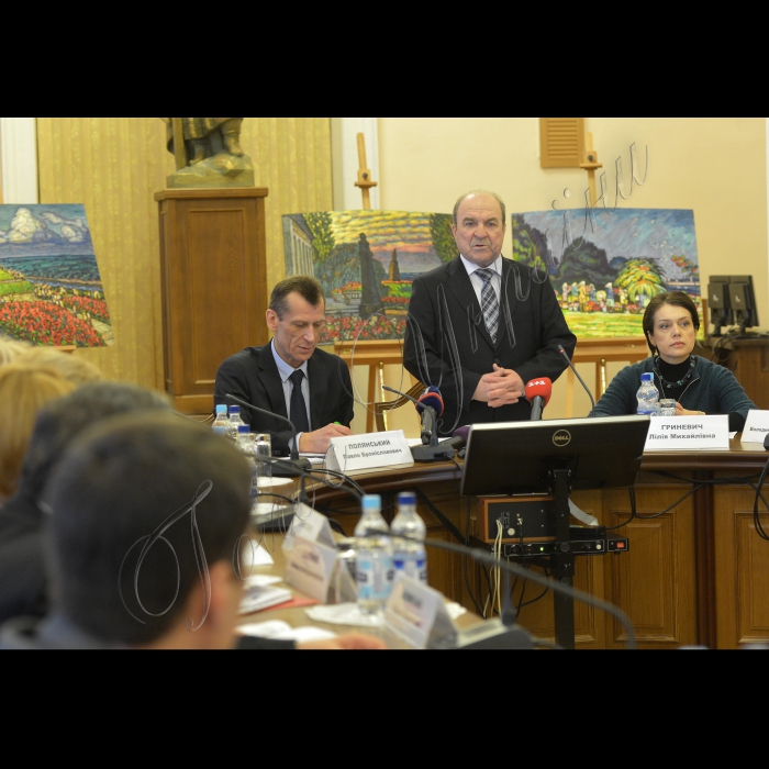 Київ. У Залі засідань Вченої ради червоного корпусу  КНУ ім. Т.Шевченка  відбулась  зустріч студентів, які перевелися на навчання до КНУ з кримських ВНЗ з ректором університету Леонідом Губерським, заступником  міністра освіти і науки Павлом Полянським, народний депутатом України,головою комітету з питань науки і освіти Лілією Гриневич.
