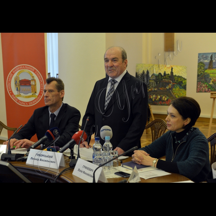 Київ. У Залі засідань Вченої ради червоного корпусу  КНУ ім. Т.Шевченка  відбулась  зустріч студентів, які перевелися на навчання до КНУ з кримських ВНЗ з ректором університету Леонідом Губерським, заступником  міністра освіти і науки Павлом Полянським, народний депутатом України,головою комітету з питань науки і освіти Лілією Гриневич.
заступник  міністра освіти і науки Павел Полянський, Ректор КНУ ім. Т.Шевченка  Леонід Губерський, народний депутат України,голова комітету з питань науки і освіти Лілія Гриневич