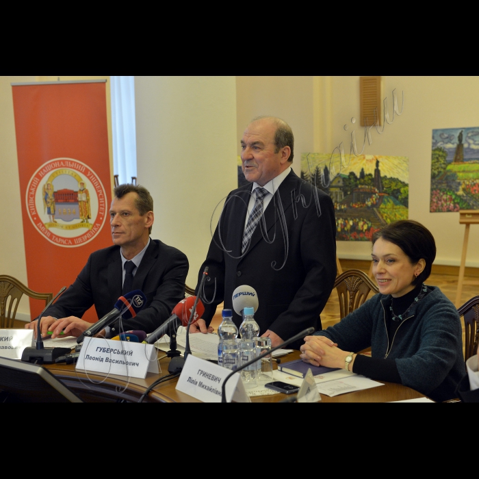 Київ. У Залі засідань Вченої ради червоного корпусу  КНУ ім. Т.Шевченка  відбулась  зустріч студентів, які перевелися на навчання до КНУ з кримських ВНЗ з ректором університету Леонідом Губерським, заступником  міністра освіти і науки Павлом Полянським, народний депутатом України,головою комітету з питань науки і освіти Лілією Гриневич.

