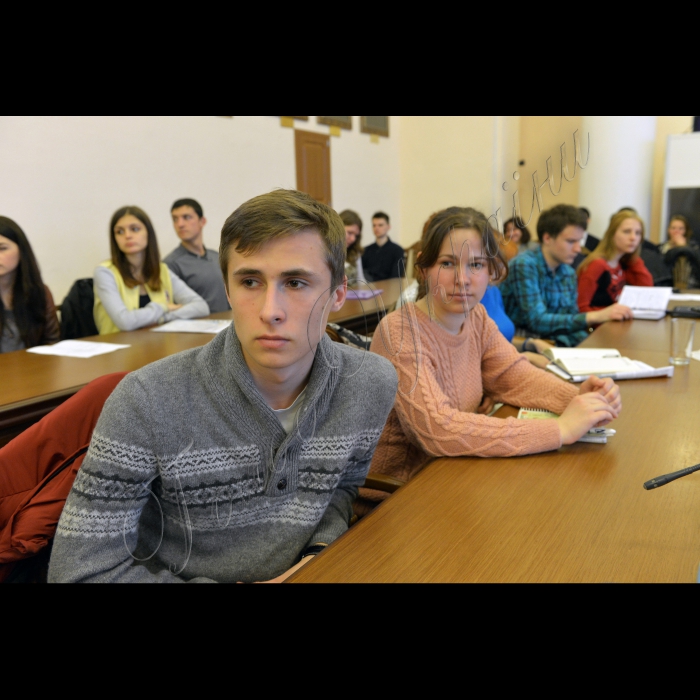 Київ. У Залі засідань Вченої ради червоного корпусу  КНУ ім. Т.Шевченка  відбулась  зустріч студентів, які перевелися на навчання до КНУ з кримських ВНЗ з ректором університету Леонідом Губерським, заступником  міністра освіти і науки Павлом Полянським, народний депутатом України,головою комітету з питань науки і освіти Лілією Гриневич.
-(на передньому плані) колишній студент Севастопольського інституту банківської справи Владислав Мельник