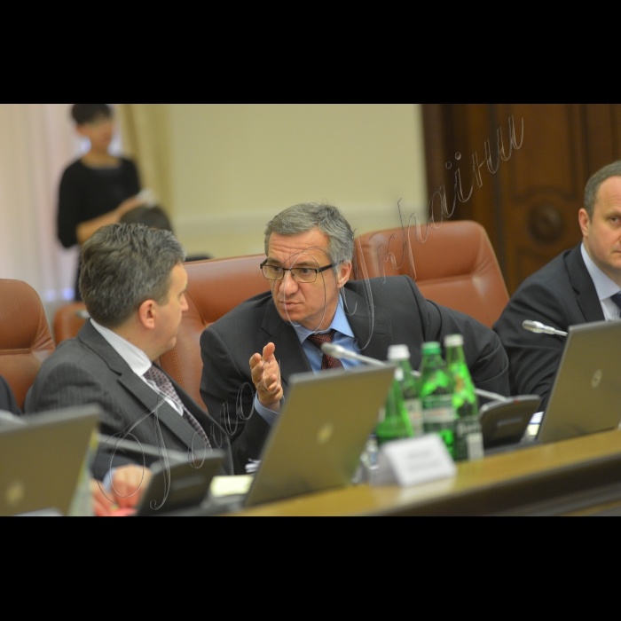 Київ.Під головуванням прем’єр-міністра України Арсенія Яценюка відбулось засідання Уряду.
Міністр економічного розвитку і торгівлі України Павло Шеремета, Міністр фінансів України Олександр Шлапак
