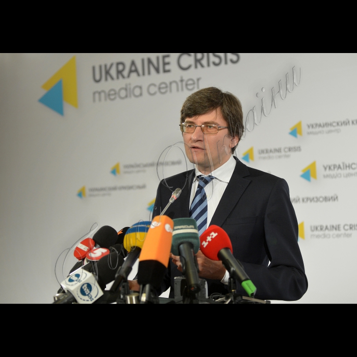 Київ. В  Українському антикризовому медіа-центрі відбувся брифінг з актуальних питань заступника Голови Центральної виборчої Комісії Андрія Магери.
