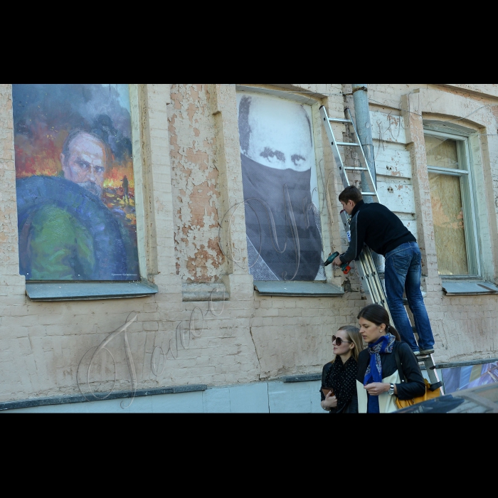 В Києві стартувала  друга серія проекту «Зазираючи у вікна». Цикл фотографій присвячений 200-річчю Шевченка, який у 2014 році знову став символом боротьби українського народу за кращу долю. Тому для проекту було відібрано найкращі портрети Кобзаря, написані художниками Майдану. Портрети з'являться у вікнах готелю «Козацький». Організатори проекту: “Київське благодійне товариство”, Українська асоціація професійних фотографів (УАПФ), готель “Козацький” та сучасні художники. 