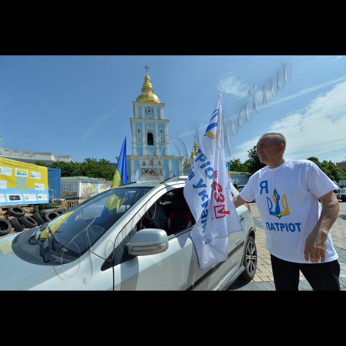 Київ. Об'єднання колон учасників автопробігу на Михайлівській площі, де відбудеться символічний запуск білих повітряних кульок та білих голубів миру, як ознаки єднання справжніх громадян своєї країни - патріотів України.