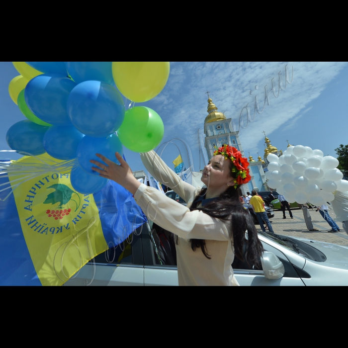 Київ. Об'єднання колон учасників автопробігу на Михайлівській площі, де відбудеться символічний запуск білих повітряних кульок та білих голубів миру, як ознаки єднання справжніх громадян своєї країни - патріотів України.