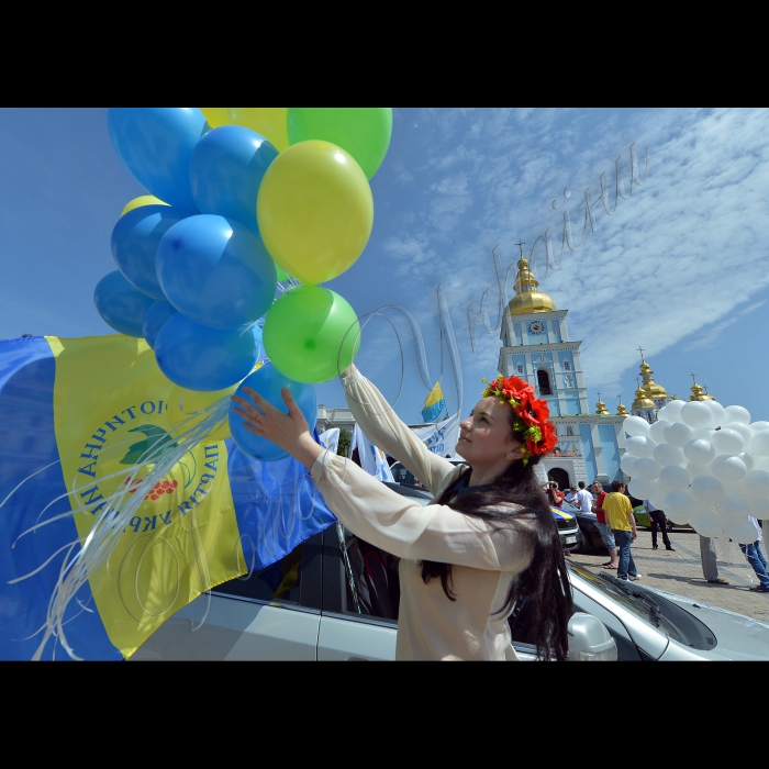 Київ. Об'єднання колон учасників автопробігу на Михайлівській площі, де відбудеться символічний запуск білих повітряних кульок та білих голубів миру, як ознаки єднання справжніх громадян своєї країни - патріотів України.