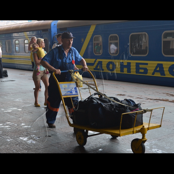 Автономний союз трудящих біля російського посольства в Києві провів акцію солідарності із затриманим російськими спецслужбами кримським лівим активістом, який займається питаннями екології та антифашизму, Олександром Кольченком