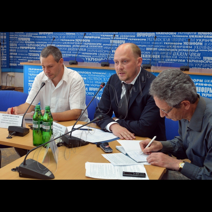 Київ.«Укрінформ», Відбувся  круглий стіл «Новий формат українсько-російських відносин: як вони зміняться при президентові Порошенко». Організатор - Інститут соціально-політичного проектування «Діалог».
(зліва) ; Андрій Миселюк, директор Інституту соціально-політичного проектування «Діалог»;  Сергій Каплін, народний депутат України, член групи ВР України з міжпарламентських зв'язків з Російською Федерацією; Борис Беспалий, народний депутат ВР України 3, 4 і 5 скликань 