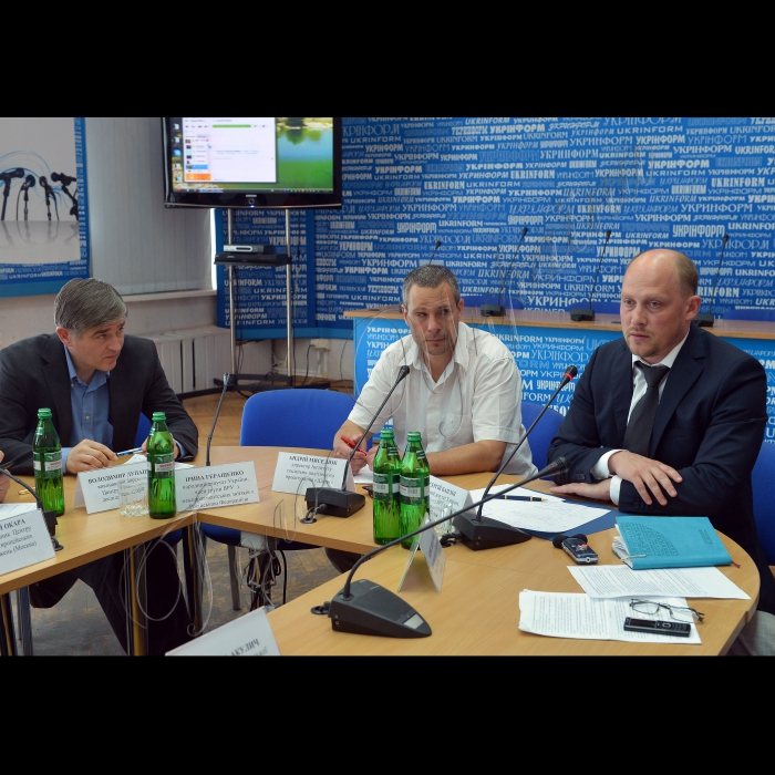 Київ.«Укрінформ», Відбувся  круглий стіл «Новий формат українсько-російських відносин: як вони зміняться при президентові Порошенко». Організатор - Інститут соціально-політичного проектування «Діалог».
Володимир Лупацій, виконавчий директор Центру соціальних досліджень «Софія»;  Андрій Миселюк, директор Інституту соціально-політичного проектування «Діалог»;  Сергій Каплін, народний депутат України, член групи ВР України з міжпарламентських зв'язків з Російською Федерацією 