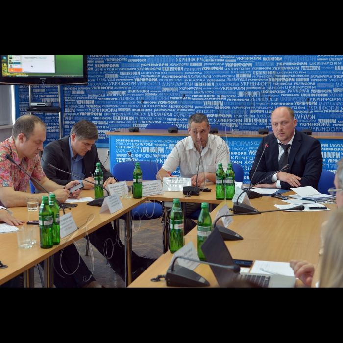 Київ.«Укрінформ», Відбувся  круглий стіл «Новий формат українсько-російських відносин: як вони зміняться при президентові Порошенко». Організатор - Інститут соціально-політичного проектування «Діалог».
Андрій Окара, Центр східноєвропейських досліджень (Москва); Володимир Лупацій, виконавчий директор Центру соціальних досліджень «Софія»; Андрій Миселюк, директор Інституту соціально-політичного проектування «Діалог»; Сергій Каплін, народний депутат України, член групи ВР України з міжпарламентських зв'язків з Російською Федерацією