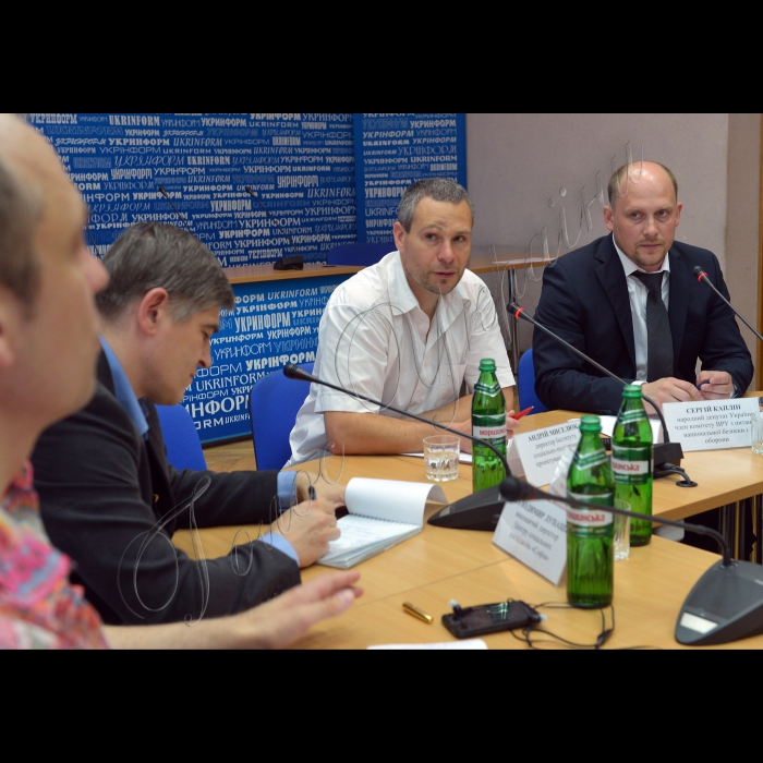 Київ.«Укрінформ», Відбувся  круглий стіл «Новий формат українсько-російських відносин: як вони зміняться при президентові Порошенко». Організатор - Інститут соціально-політичного проектування «Діалог».
Андрій Окара, Центр східноєвропейських досліджень (Москва); Володимир Лупацій, виконавчий директор Центру соціальних досліджень «Софія»; Андрій Миселюк, директор Інституту соціально-політичного проектування «Діалог»; Сергій Каплін, народний депутат України, член групи ВР України з міжпарламентських зв'язків з Російською Федерацією