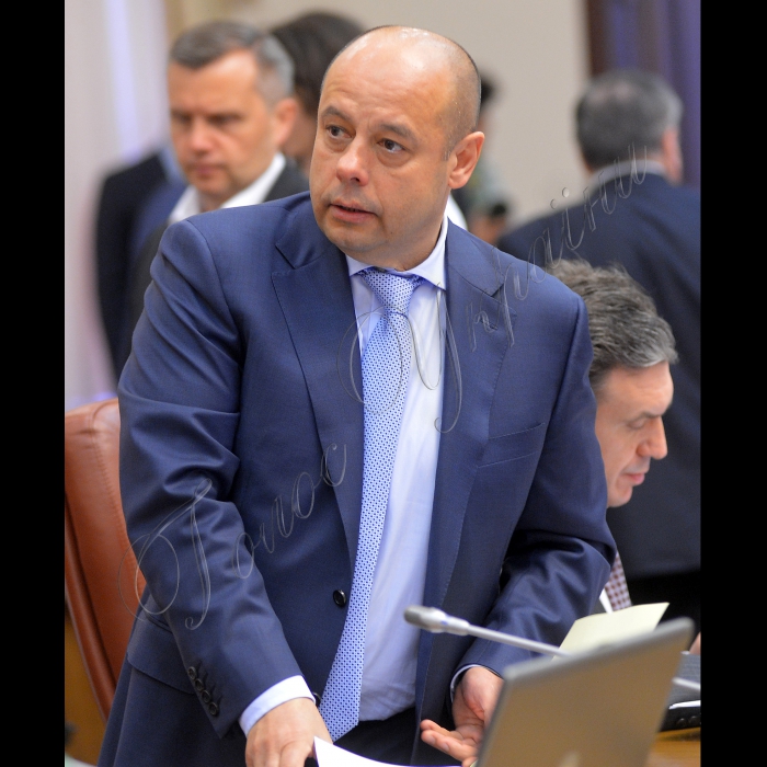 Київ. Під головуванням Прем'єр-міністра України Арсенія Яценюка відбулось засідання Уряду.
Міністр палива та енергетики - Юрій Продан