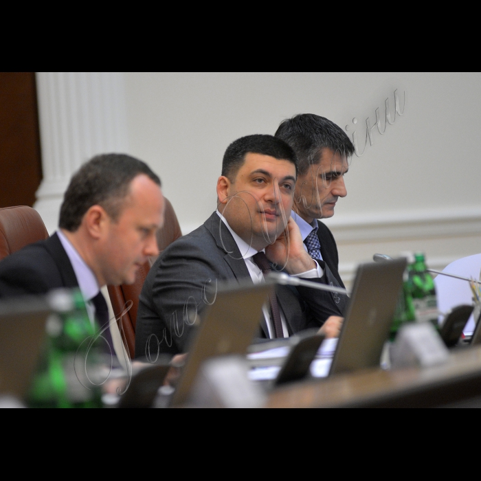 Київ. Під головуванням Прем'єр-міністра України Арсенія Яценюка відбулось засідання Уряду.
Міністр Кабінету Міністрів України Остап Семерак, Віце-прем'єр - міністр регіонального розвитку та ЖКГ - Володимир Гройсман, Перший віце-прем'єр-міністр Віталій Ярема
