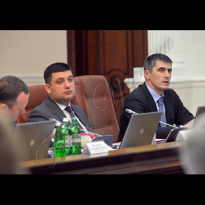 Київ. Під головуванням Прем'єр-міністра України Арсенія Яценюка відбулось засідання Уряду.
Віце-прем'єр - міністр регіонального розвитку та ЖКГ - Володимир Гройсман, Перший віце-прем'єр-міністр Віталій Ярема