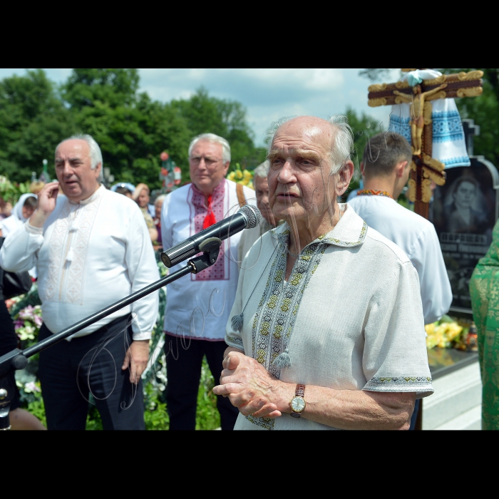 С. Нагуєвичі Дрогобицького району, Львівска обл. Відбувся захід Міжнародного благодійного фонду національної пам’яті України, присвячений 200-й річниці від дня народження Т.Шевченка, під назвою: «Величні постаті України – від Кобзаря до Каменяра».
Виступае президент Міжнародного благодійного фонду національної пам’яті України, Герой України, академік  Національної академії наук України Ігор Юхновський.