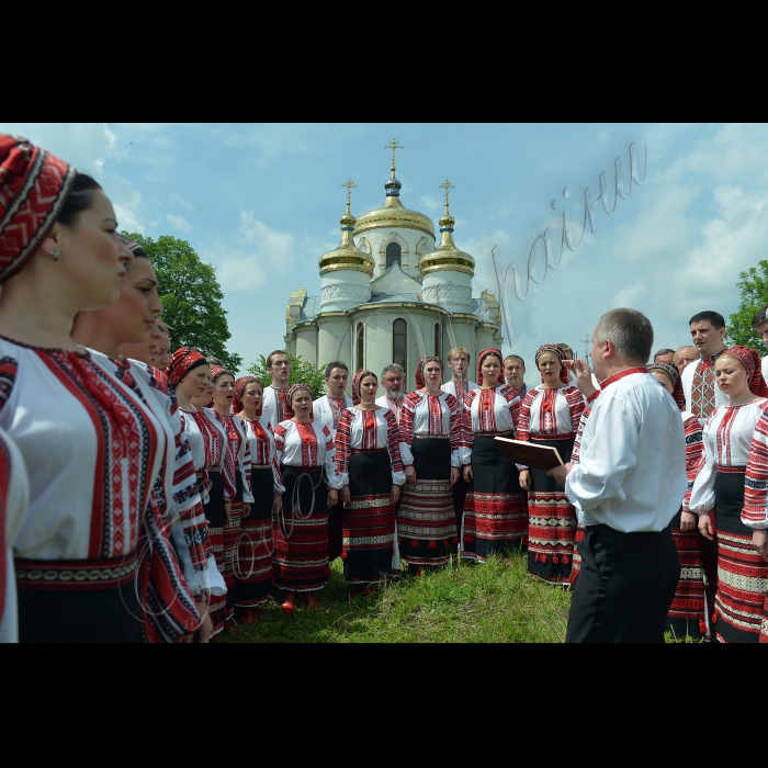 С. Нагуєвичі Дрогобицького району, Львівска обл. Відбувся захід Міжнародного благодійного фонду національної пам’яті України, присвячений 200-й річниці від дня народження Т.Шевченка, під назвою: «Величні постаті України – від Кобзаря до Каменяра».
Виступає  Національний   заслуженний  академічний український  народний  хор  ім. Г. Верьовки.