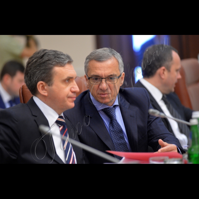Київ. Під головуванням прем’єр-міністра України Арсенія Яценюка відбулось засідання Уряду.
Міністр Кабінету Міністрів України Остап Семерак, Міністр економічного розвитку і торгівлі України Павло Шеремета, Міністр фінансів України Олександр Шлапак