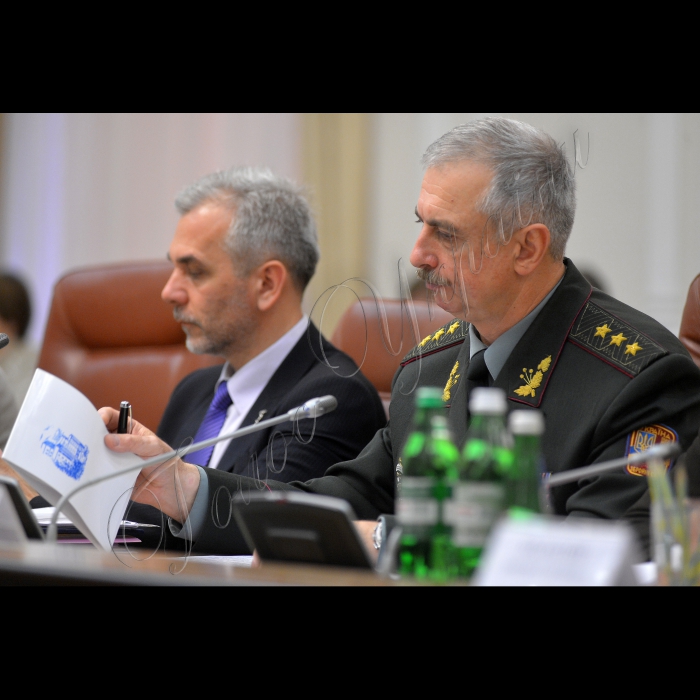 Київ. Під головуванням прем’єр-міністра України Арсенія Яценюка відбулось засідання Уряду.
В.о. міністра оборони України Михайло Коваль, Міністр охорони здоров'я України Олег Мусій