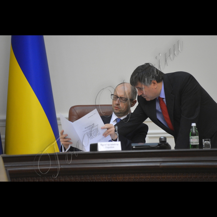 Київ. Під головуванням прем’єр-міністра України Арсенія Яценюка відбулось засідання Уряду.
Міністр внутрішніх справ України Арсен Аваков, прем'єр - міністр України Арсеній Яценюк