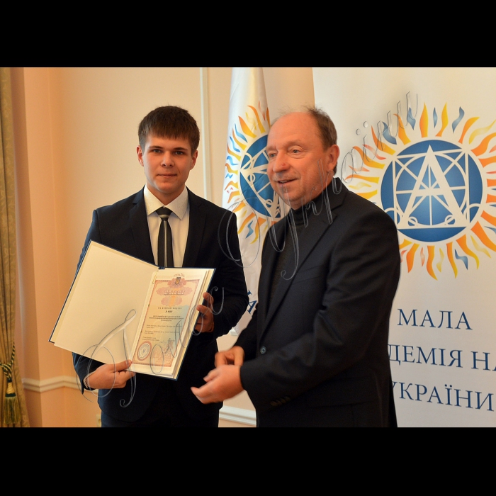 Київ. до Міжнародного дня дитячого винахідництва. Вручення авторських свідоцтв та патентів на розробки (фільтр для води, автономний евакуатор, мобільна навігація тощо) українським школярам та студентам. 
Президент Малої академії наук України Станіслав Довгий вручає патент Даниїлу Черевашко (Кіровоград) за портативний фільтр для очистки води.