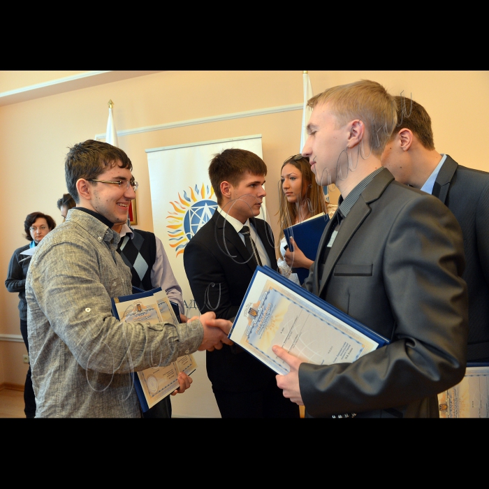 Київ. до Міжнародного дня дитячого винахідництва. Вручення авторських свідоцтв та патентів на розробки (фільтр для води, автономний евакуатор, мобільна навігація тощо) українським школярам та студентам. 
На передньому плані Олександр Кривенко (ліворуч), Олександр Ковриженко (праворуч).