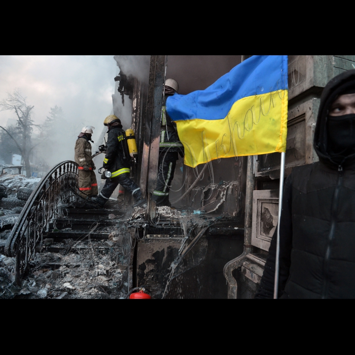 Київ. Тривають сутички між міліцією та активістами Євромайдану на вулиці Грушевського. Мобільний медпункт у приміщенні Національної Парламентської бібліотеки. Біля входу в Будинок профспілок фото та квіти по загиблих активістах-майданівцях.