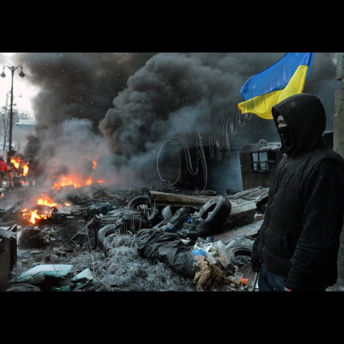 Київ. Тривають сутички між міліцією та активістами Євромайдану на вулиці Грушевського. Мобільний медпункт у приміщенні Національної Парламентської бібліотеки. Біля входу в Будинок профспілок фото та квіти по загиблих активістах-майданівцях.