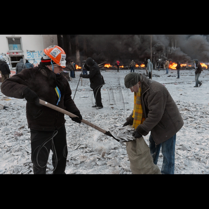 Київ. Тривають сутички між міліцією та активістами Євромайдану на вулиці Грушевського. Мобільний медпункт у приміщенні Національної Парламентської бібліотеки. Біля входу в Будинок профспілок фото та квіти по загиблих активістах-майданівцях.
