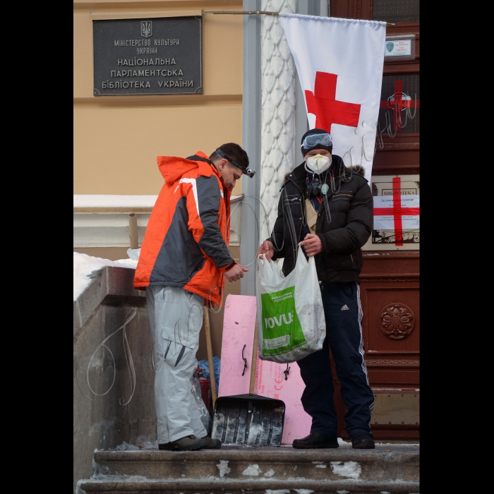 Київ. Тривають сутички між міліцією та активістами Євромайдану на вулиці Грушевського. Мобільний медпункт у приміщенні Національної Парламентської бібліотеки. Біля входу в Будинок профспілок фото та квіти по загиблих активістах-майданівцях.