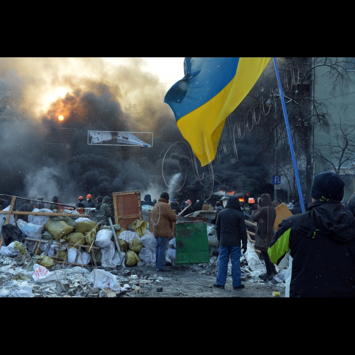 Київ. Тривають сутички між міліцією та активістами Євромайдану на вулиці Грушевського. Мобільний медпункт у приміщенні Національної Парламентської бібліотеки. Біля входу в Будинок профспілок фото та квіти по загиблих активістах-майданівцях.