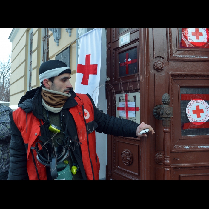 Київ. Тривають сутички між міліцією та активістами Євромайдану на вулиці Грушевського. Мобільний медпункт у приміщенні Національної Парламентської бібліотеки. Біля входу в Будинок профспілок фото та квіти по загиблих активістах-майданівцях. Медики