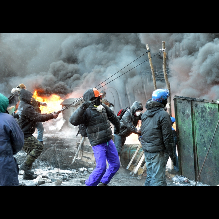 Київ. Тривають сутички між міліцією та активістами Євромайдану на вулиці Грушевського. Мобільний медпункт у приміщенні Національної Парламентської бібліотеки. Біля входу в Будинок профспілок фото та квіти по загиблих активістах-майданівцях.